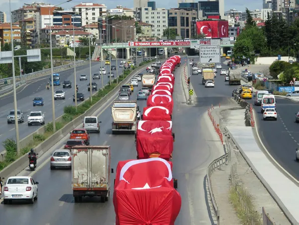 D-100'de Türk bayraklı kamyon konvoyu - 1