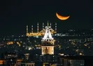Çamlıca Cami, Galata Kulesi ve hilal tek karede