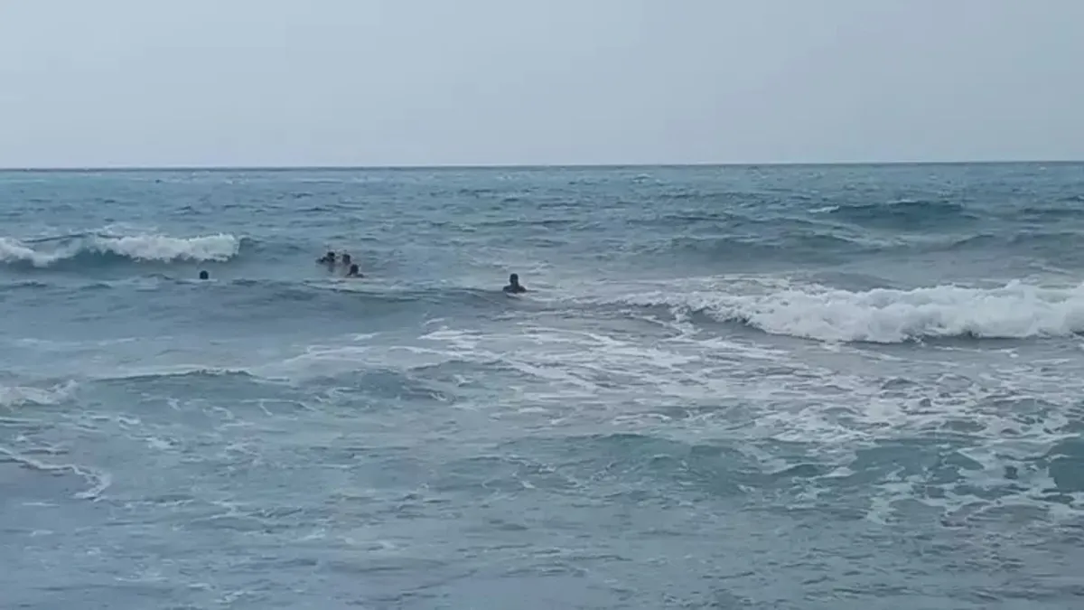 Serinlemek için denize giren 2 genç boğulma tehlikesi atlattı