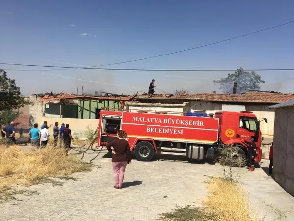 Malatya'da evin çatısını uçuran şiddetli rüzgar yangına neden oldu - 2