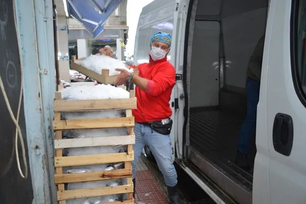 Yerli hamsi tezgahlara indi fiyatlar geriledi! Bir günde kilosu 30 liradan 10 liraya düştü - 4