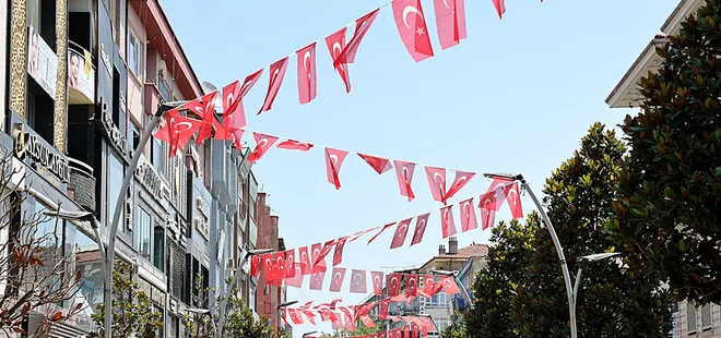 Sakarya'da cadde ve sokaklar ay-yıldızlı bayraklarla donatıldı