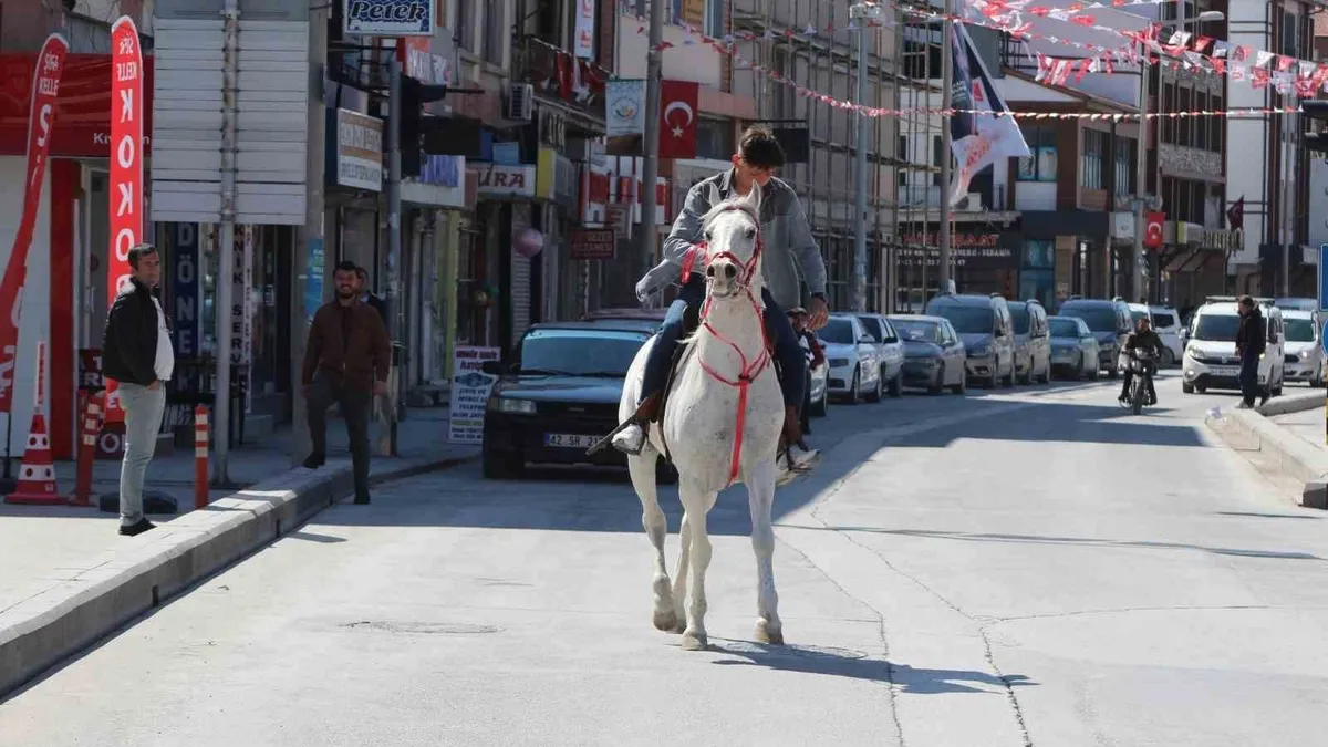 Konya'da caddede atla gezintiye çıktı! Görenler gözlerine inanamadı