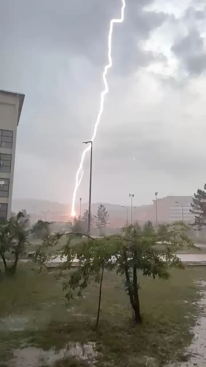 Cumhuriyet Üniversitesi kampüsüne yıldırım düştü! İşte saniye saniye o anlar - 1