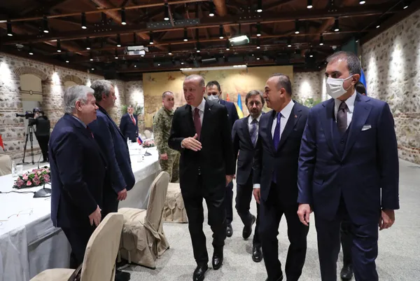 bati-medyasi-baskan-recep-tayyip-erdogani-her-gun-manset-yapiyor-1648973449332.jpg Batı medyası Başkan Recep Tayyip Erdoğan'ı her gün manşet yapıyor! - 5