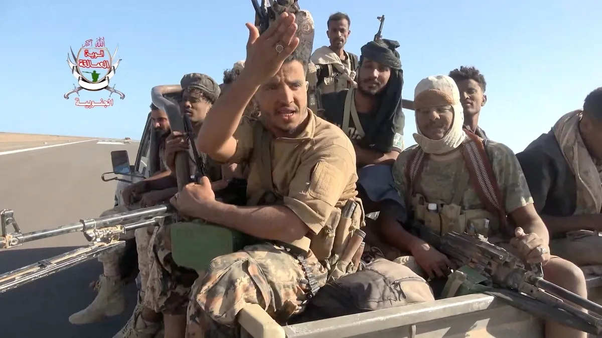 suudi-arabistanda-iki-havalimani-saldiriya-ugradi-1791278422956.jpg Suudi Arabistan destekli Yemen hükümeti güçlerine bağlı savaşçılar, İran destekli Husilere karşı ilerleme sağlandığı belirtilen operasyon sırasında araçta görülüyor. Görüntü, Yemen'in Taiz vilayetindeki Dhubab yakınlarında 5 Ekim 2026'da kaydedildi. (Foto: REUTERS)