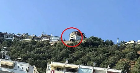 Bursa’da yoldan çıkan kamyonet uçurumda askıda kaldı! - 1