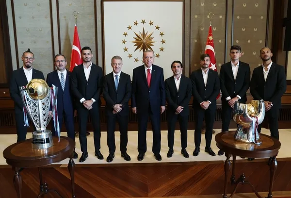 baskan-erdogan-trabzonsporu-kabul-etti-1659365209372.jpeg Başkan Erdoğan Trabzonspor'u kabul etti - 1
