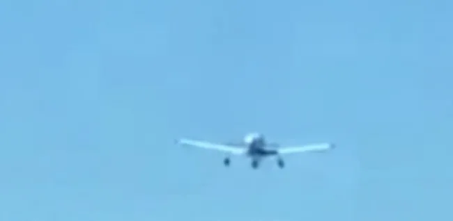 İnanılmaz anlar kamerada! Kanada’da eğitim uçağı otoyola indi