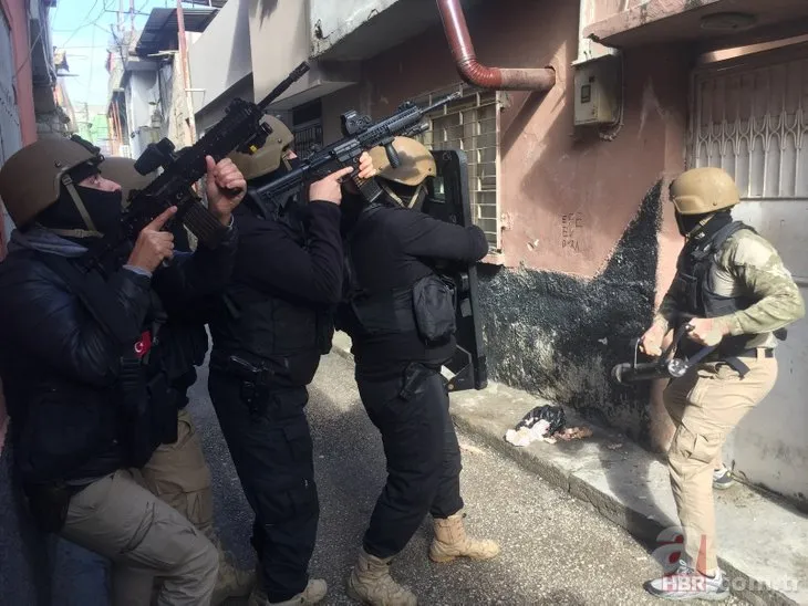 Adana’da zehir tacirlerine gündüz vakti film sahnelerini aratmayan operasyon! 11 zanlı yakalandı