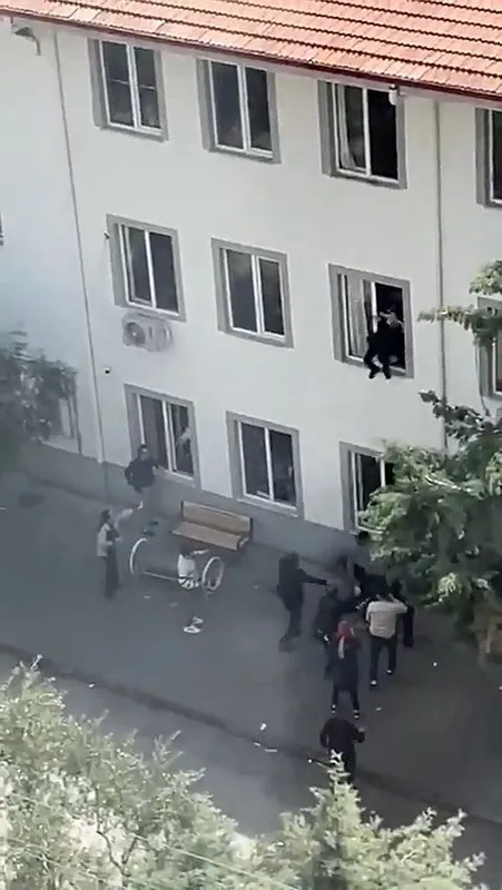 silahli-saldirilar-sonrasi-okullarda-hangi-tedbirler-alinacak-gozler-kritik-toplantida-1776322488787.jpeg Silahlı saldırılar sonrası okullarda hangi tedbirler alınacak? Gözler kritik toplantıda - 1