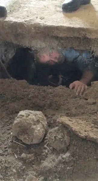 afyonkarahisarda-29-yil-hapis-cezasi-alan-sahis-fosseptik-cukurunda-yakalandi-1623502804293.jpg Afyonkarahisar'da 29 yıl hapis cezası alan şahıs fosseptik çukurunda yakalandı - 1