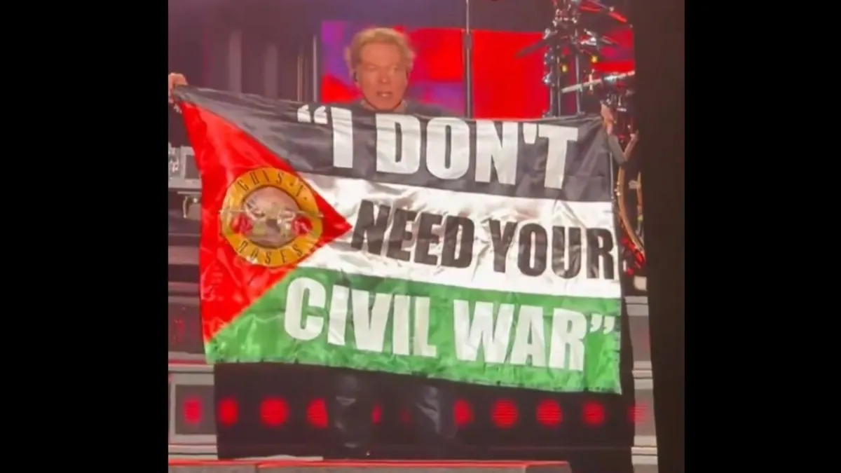 Ünlü rock grubunun solisti Rose konserinde Filistin bayrağı açtı!