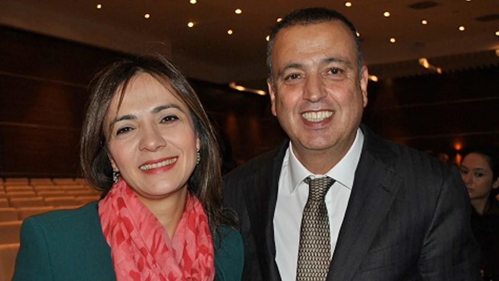 CHP'li Ataşehir Belediye Başkanı Battal İlgezdi'den akılalmaz uygulama! Halkın yardım kolilerine kendi afişini zorla bastırıyor