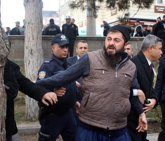 Kayseri’de şehit cenazesinde CHP çelengini parçaladılar - 2
