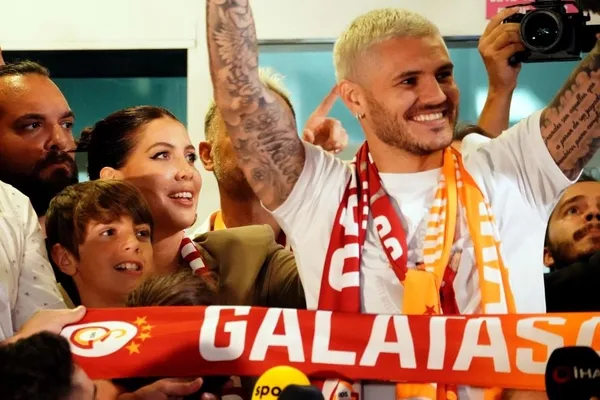 galatasaray-taraftarinin-sevgilisi-mauro-icardi-istanbulda-binlerce-taraftar-havalimanina-akin-etti-1690582543689.jpg Galatasaray taraftarının sevgilisi Mauro Icardi İstanbul'da! Binlerce taraftar havalimanına akın etti - 4
