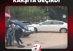 ÖĞRENCİLERİ KUCAKLADI KARŞIYA GEÇİRDİ
