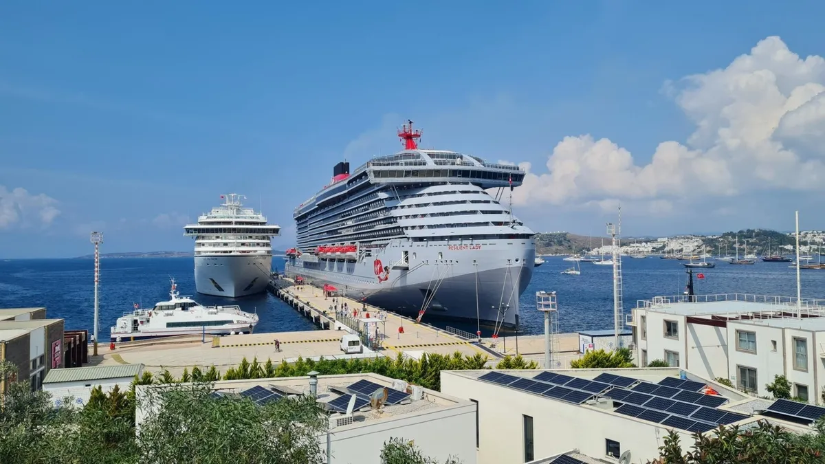 Bodrum'a iki kruvaziyer! 2 bin 881 yolcu geldi