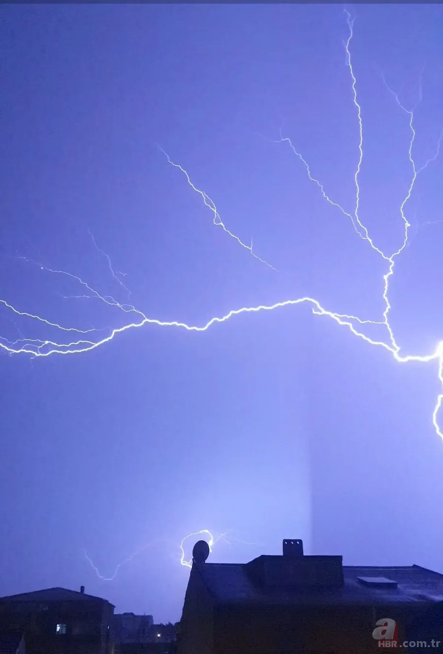 İstanbul’da şimşek ve gök gürültüsü geceyi gündüze çevirdi 7