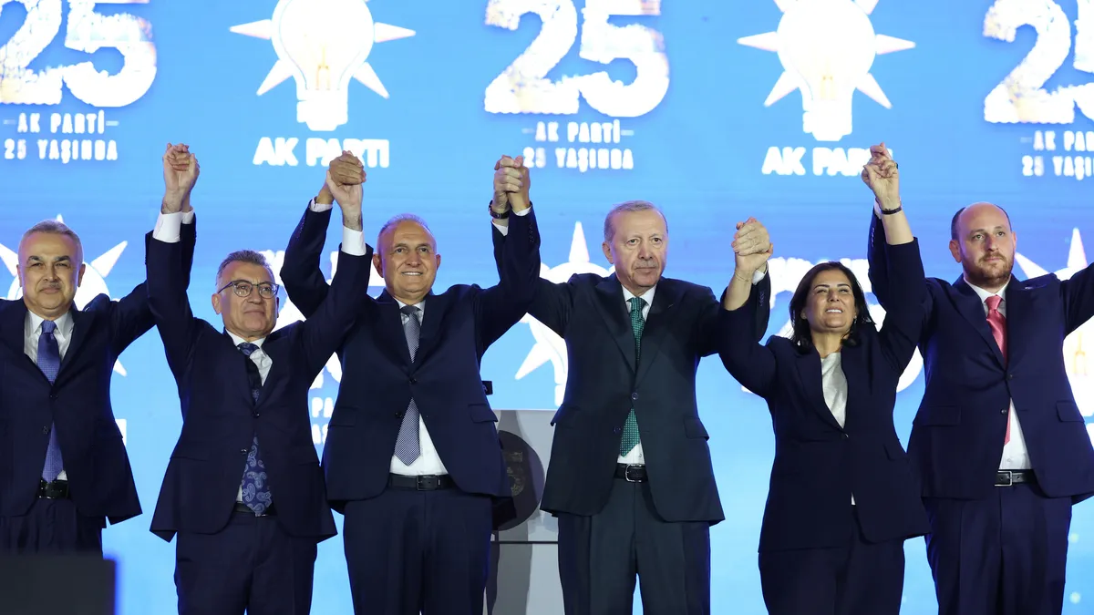 AK Parti’de 25. yıl coşkusu! Yeni katılanlara rozetleri Başkan Erdoğan’dan