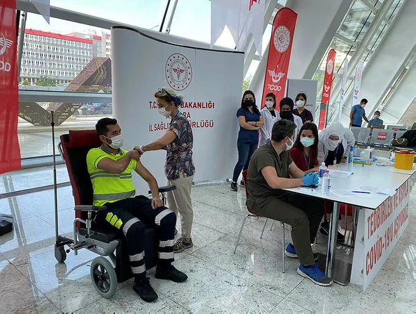 son-dakika-elinde-dondurmasiyla-asi-oldu-bakan-koca-paylasti-kolunu-siyirmaniz-yeterli-1624965527675.jpg Son dakika: Elinde dondurmasıyla aşı oldu! Bakan Koca paylaştı: Kolunu sıyırmanız yeterli - 2