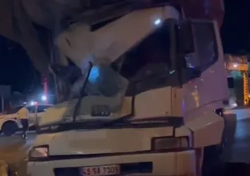Bandırma'da otobüs ile kamyon çarpıştı