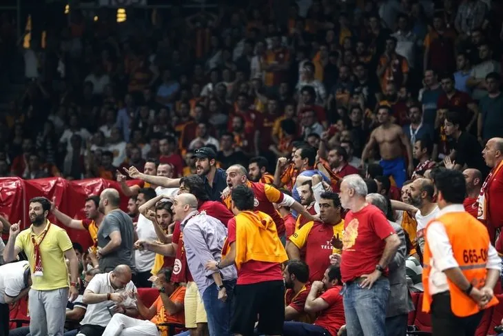 Galatasaray - Fenerbahçe maçında olay!
