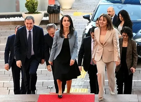 CHP’nin PKK yoluna serdiği kırmızı halı çok hoşlarına gitmiş! DEM’liler Özel’i öve öve bitiremedi