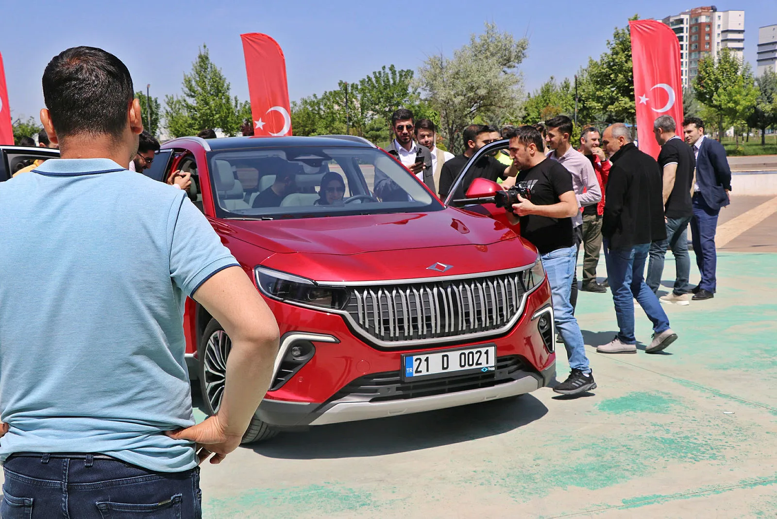 Türkiye'nin yerli otomobili Togg Diyarbakır'da! Vatandaşlardan yoğun ilgi