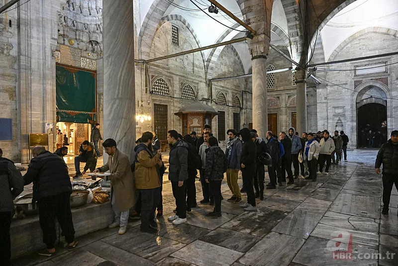 Şehzadebaşı Camisi'nde Müslüman gençler nöbette! 4