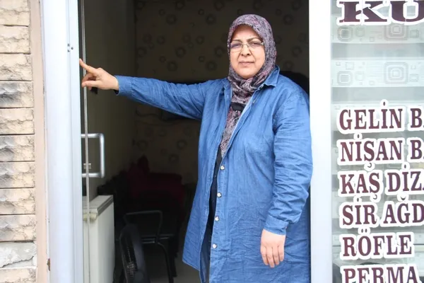 sivasta-korku-dolu-anlar-kuaforde-yilan-panigi-itfaiyenin-bahcesinde-bitti-1656063118221.jpg Sivas’ta korku dolu anlar! Kuaförde yılan paniği itfaiyenin bahçesinde bitti - 1