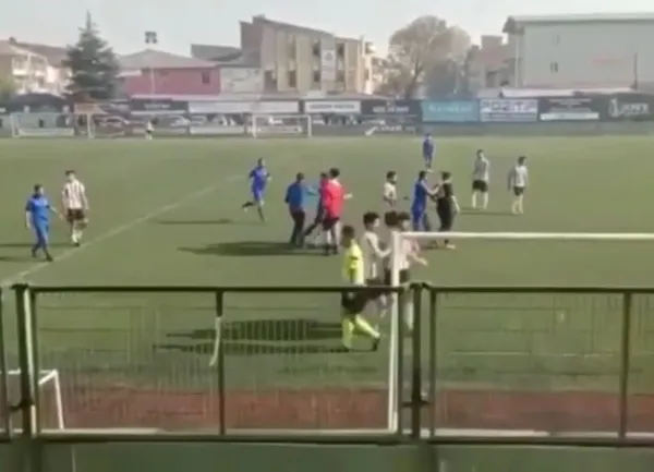 bursada-deliye-donen-futbolcu-rakibine-kramponla-saldirdi-1636455001833.jpg Bursa’da deliye dönen futbolcu rakibine kramponla saldırdı - 2