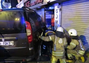 İstanbul’da feci kaza! Kaldırıma çıkan araç kadına çarptı
