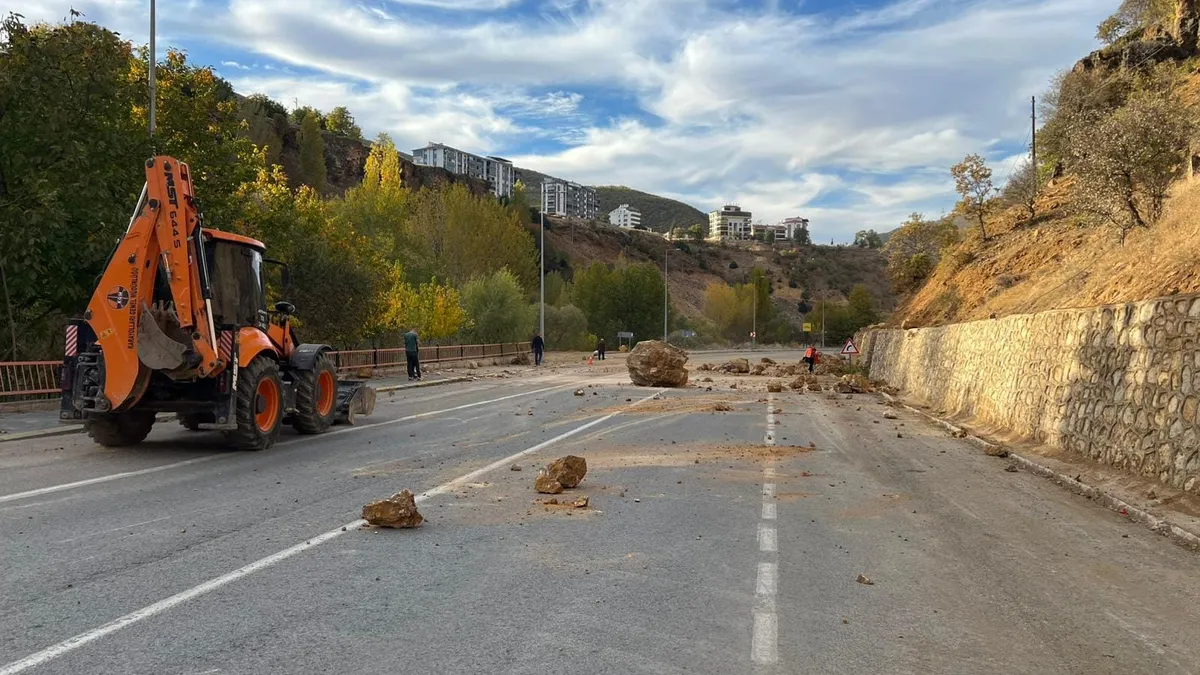 Tunceli'de karayolunda kaya tedbiri: Dev kayalar kamerada