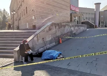 Bir an olsun yanından ayrılmadı! Ölen eşinin başında böyle bekledi
