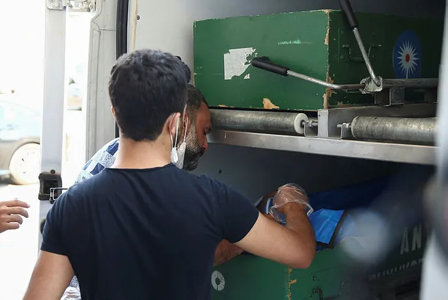 Burdur’da yürek yakan olay! Tabutunu açıp son kez bakıp öptü