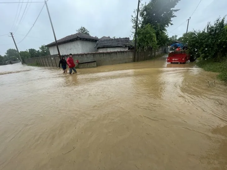 Sağanak yağış Düzce'de hayatı felç etti! Batı Karadeniz'de sel ve heyelan tehlikesi