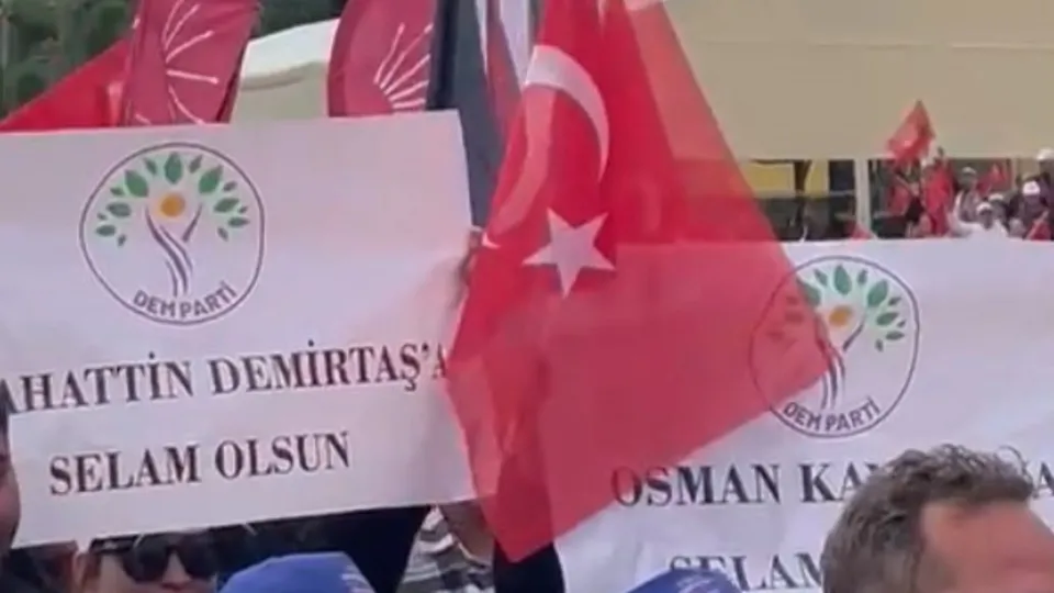 CHP mitinginde Selahattin Demirtaş ve Osman Kavala için selam olsun pankartı açıldı!