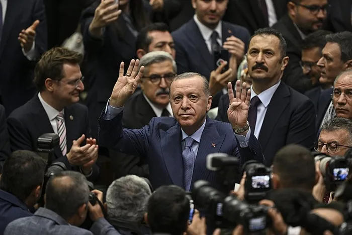 baskan-erdogandan-chpli-belediyelerdeki-yolsuzluk-skandalina-tepki-yuz-yillik-halk-partisi-harac-partisi-oldu-1752055265183.jpeg CHP'li belediyelerdeki yolsuzluk konularına da değinen Erdoğan; Manavgat'taki rüşvet görüntülerine gönderme yaparak ʺCHP'nin son kurbanı baklava oldu.ʺ dedi. (AA)