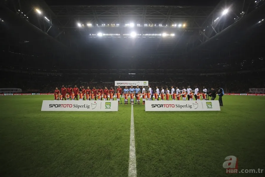 Galatasaray taraftarlarından anlamlı pankartlar 1