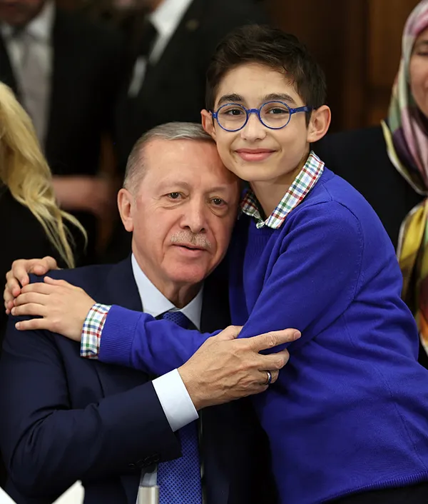 baskan-erdogan-sehit-aileleri-ile-iftar-programinda-konustu-85-milyon-tek-yurek-tek-bilek-1710193883228.jpg Başkan Erdoğan "Şehit Aileleri ile İftar" programında konuştu: 85 milyon tek yürek tek bilek! - 8
