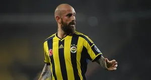 Kendine takım bulamayan Raul Meireles arabasını satıyor