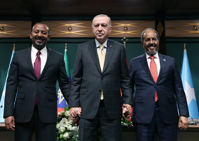 turkiyeden-afrikada-baris-diplomasisi-150-bin-kisinin-can-verdigi-savasi-turkiye-bitirecek-1736230801045.jpg Başkan Erdoğan, Somali Cumhurbaşkanı Hasan Şeyh Mahmud ve Etiyopya Başbakanı Abiy Ahmed ile Cumhurbaşkanlığı Külliyesi'nde bir araya geldi. Erdoğan, ortak basın toplantısında konuştu. (DHA)