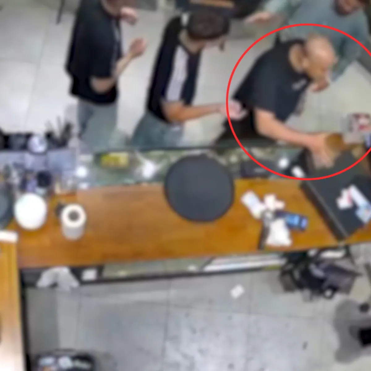 Avcılar'da limonata tartışması sonrası tezgahtaki malzemeleri dağıttığı ve çalışanı tehdit ettiği iddia edilen müşteri gözaltına alındı