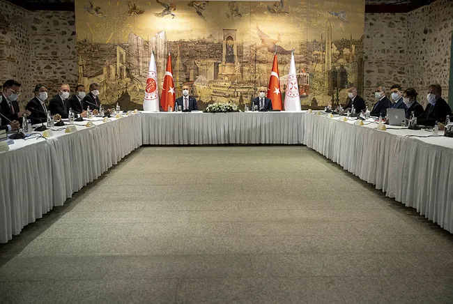 Hazine ve Maliye Bakanı Lütfi Elvan ile Adalet Bakanı Abdulhamit Gül, TÜSİAD üyeleriyle bir araya geldi