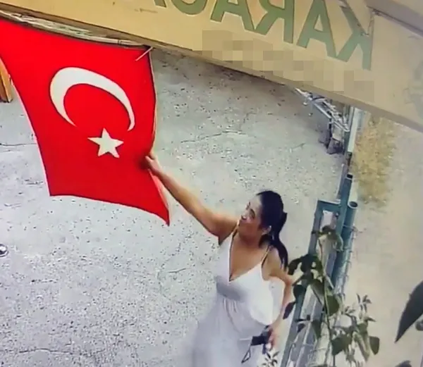 adanada-turk-bayragina-alcak-saldiri-gizlice-yaklasip-cope-atti-1626123521458.jpg Adana'da Türk bayrağına alçak saldırı! Gizlice yaklaşıp çöpe attı - 3