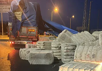 TIR'ın dorsesindeki pamuk balyaları yola savruldu