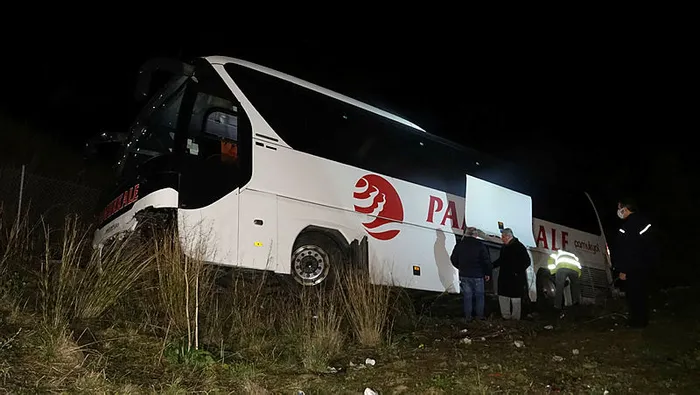 bursada-yolcu-otobusu-yoldan-cikti-4-kisi-yaralandi-1645391982504.jpg Bursa'da yolcu otobüsü yoldan çıktı: 4 kişi yaralandı - 1