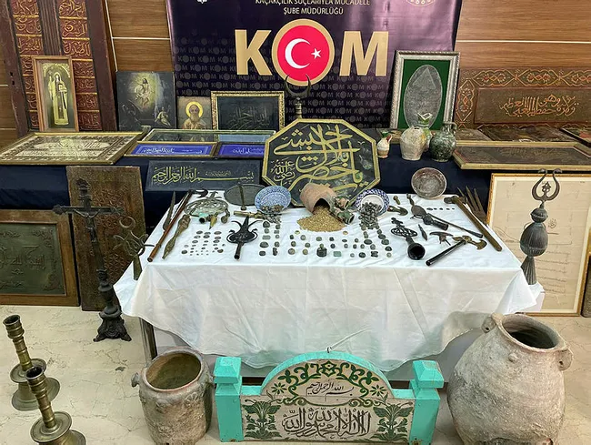 istanbulda-344-tarihi-eser-ele-gecirildi-1646817594299.jpg İstanbul'da 344 tarihi eser ele geçirildi - 1