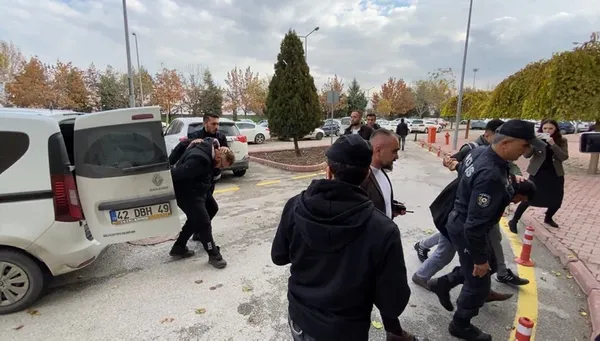 Son dakika: Konya'da kan donduran görüntüler! Zavallı köpeğe elindeki kürekle defalarca vurdu | Şube müdürü açığa alındı 2 kişi tutuklandı - 2